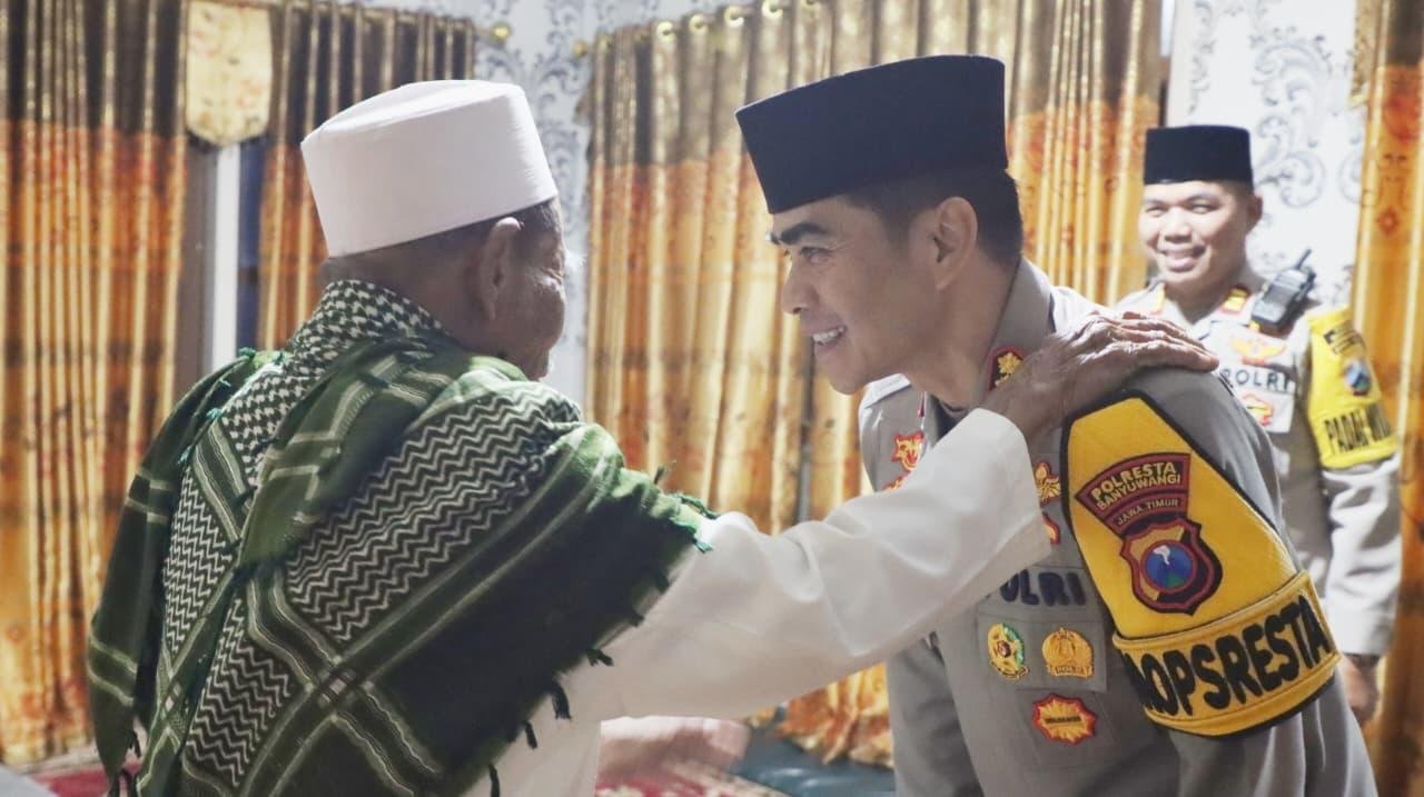 Kapolresta Banyuwangi melaksanakan Silahturahmi di kediaman KH. Suyuti Ponpes Mansya’ul Huda Tegaldlimo